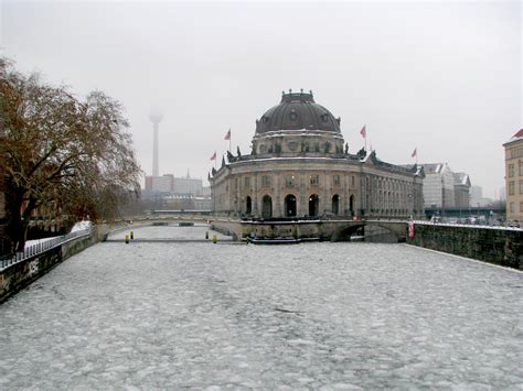 File:Berlin Spree Museumsinsel.jpg