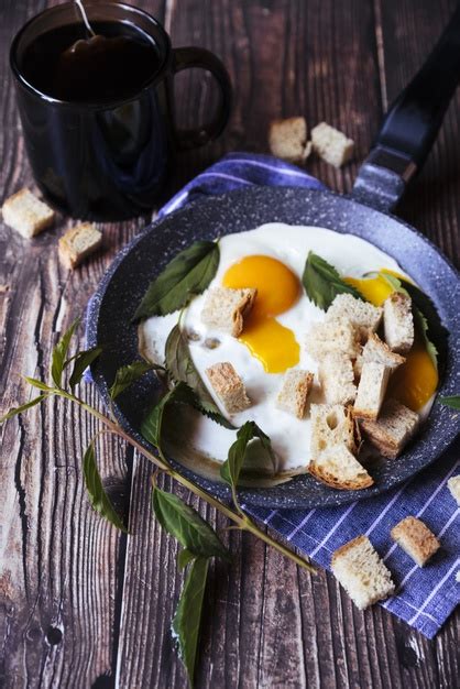 Petit Déjeuner œufs Et Chapelure Sur Table En Bois | Photo Gratuite