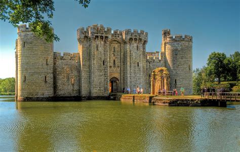 Bodiam Castle, Robertsbridge, England (with Map & Photos)