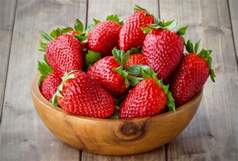 6 Sweet Things To Do With Strawberries - Lose Baby Weight