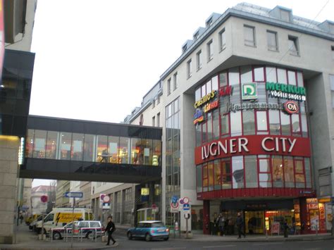 Weihnachtsmarkt, Eiszauber und Co. in der Lugner City in Wien - Vienna ...