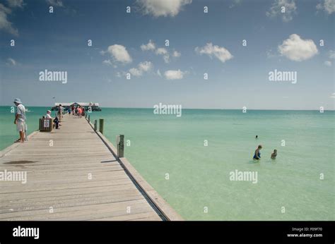 Fishing Pier on Anna Maria Island Stock Photo - Alamy