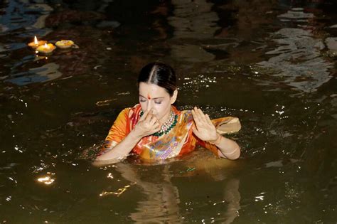 Kangana Ranaut's Aarti During Manikarnika Poster Launch Is Like a Well ...