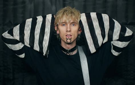 Machine Gun Kelly apresentou uma guitarra nova e a internet reagiu: “Como é que isto foi ...