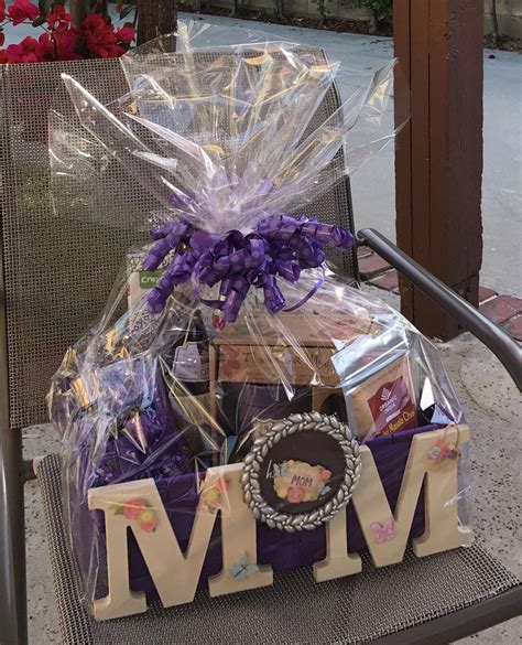 Mother's Day gift basket #diygifthamperideas #artsandcraftgiftbasket ...