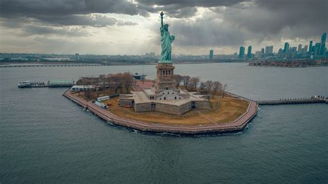 Does the statue of liberty have chains around her feet? - Monuments & sights