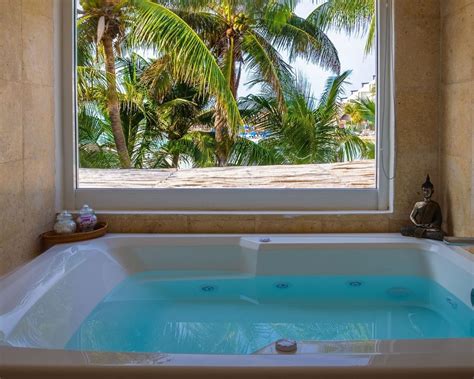 Jacuzzi suite with partial ocean view - Lotus Beach Hotel