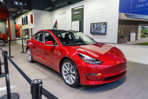 Tesla Model 3 - A Closer Look At The Car For The UK