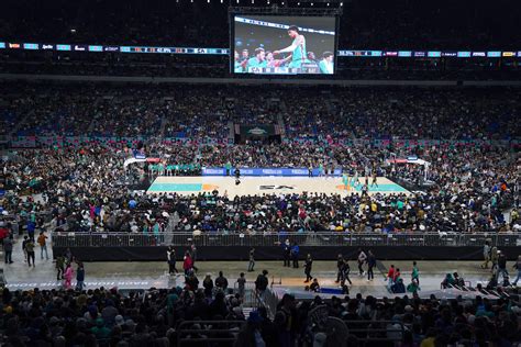 Spurs-Warriors break NBA attendance record: What’s the scene inside the ...