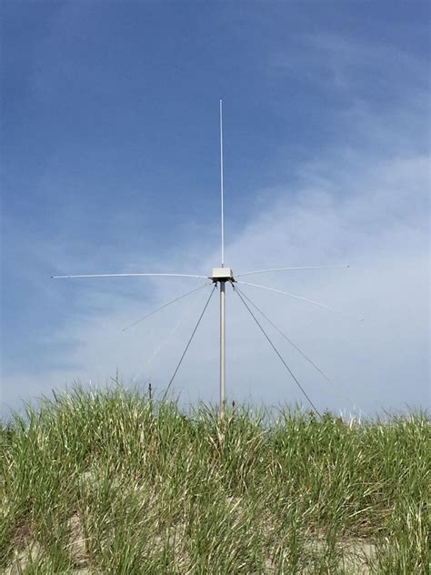 What is this antenna? 18' tall. 1 vertical Fiberglass whip antenna surrounded by 4 horizontal ...