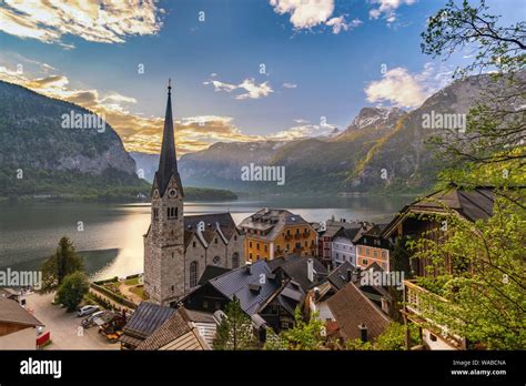 Hallstatt Austria, sunrise nature landscape of Hallstatt village with lake and mountain Stock ...