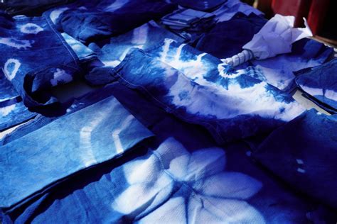 Indigo Dyeing 101: How to Dye with Indigo [Vat Types & Process]