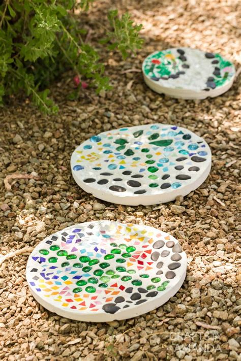 DIY Garden Stepping Stones - Crafts by Amanda - Garden Crafts