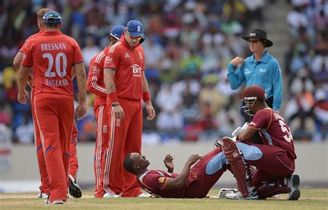 Dwayne Bravo needed treatment after his blow | ESPNcricinfo.com