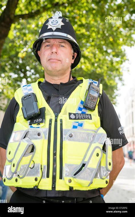 Male police officer in Cardiff, Wales, UK. Heddlu Welsh police Stock Photo - Alamy