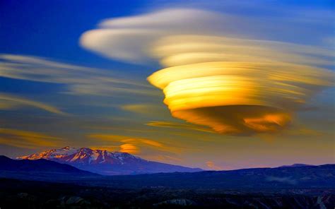 Lenticular Clouds (Altocumulus Standing Lenticular) : r ...