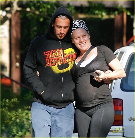 Pink: Baby Bump Stroll with Carey Hart: Photo 2516591 | 00 Photos ...