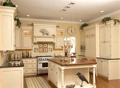 Traditional designed, u-shaped kitchen, with island - Packard Cabinetry ...