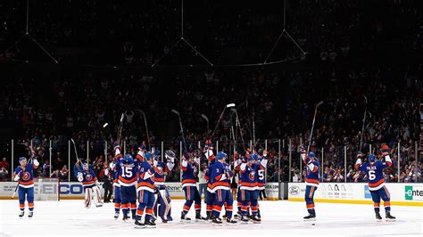 Islanders take the Nassau Coliseum ice to hero's welcome - YouTube