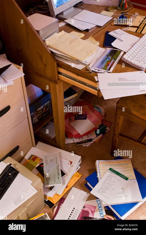 Disorganized desk hi-res stock photography and images - Alamy