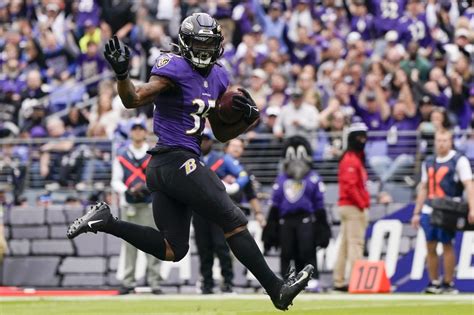 Gus Edwards' strong season debut leads Ravens to win over Browns