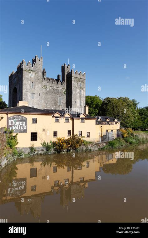 Bunratty Castle and Durty Nelly's restaurant, County Clare, Ireland ...