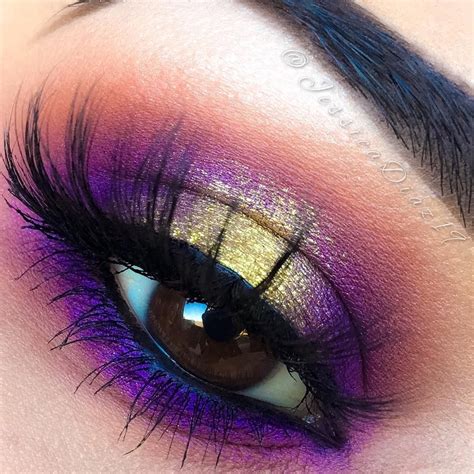 purple & gold halo eye @jessicadiaz19 #colorful spotlight makeup Eye Makeup Glitter, Purple Eye ...