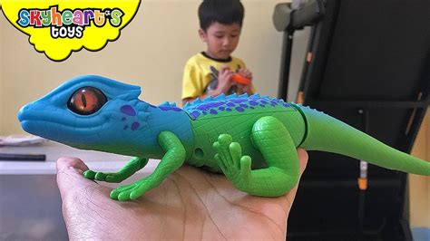 Scary LIZARD GECKO in our room! Toddler plays with robo alive pets ...