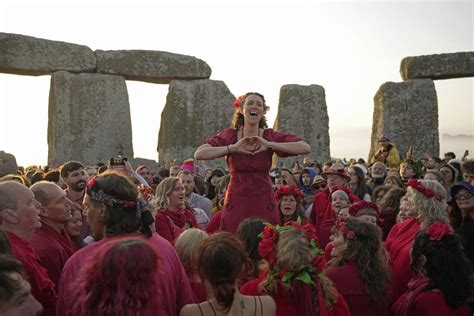 All hail the rising sun! Stonehenge welcomes 8,000 visitors for the ...