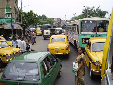 File:Traffic Jam At Beleghata Kolkata 8080041.JPG - Wikipedia, the free ...