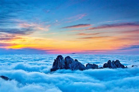 Mt Huangshan with stunning sunrise. Who's enjoy the wonderful views ...