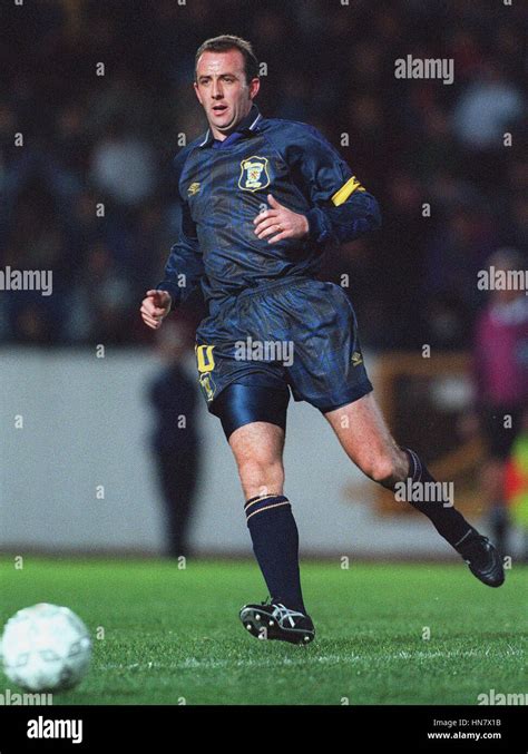 GARY MCALLISTER SCOTLAND & LEEDS UNITED FC 17 November 1994 Stock Photo ...