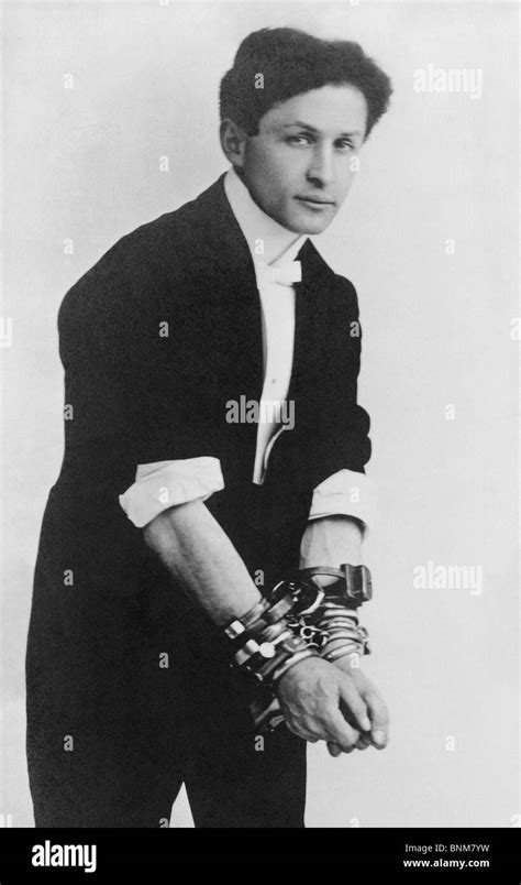 Portrait photo circa 1905 of magician and escape artist Harry Houdini ...