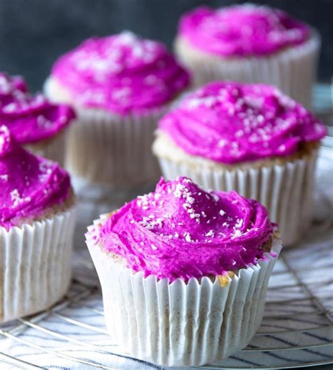 egan Vanilla Cupcakes with Pink Pitaya Frosting 💕 Looking for a healthy alternative to colour ...