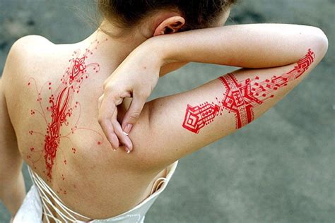 On vous présente les dernières tendances tatouages qui font fureur. Tattoos aquarelle, encre ...