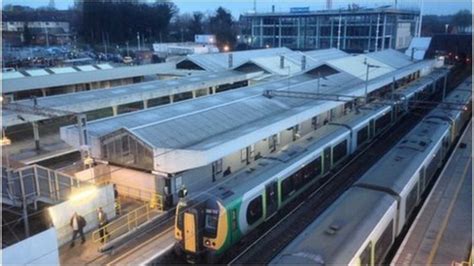 Northampton rail station's £200K name plan attacked - BBC News