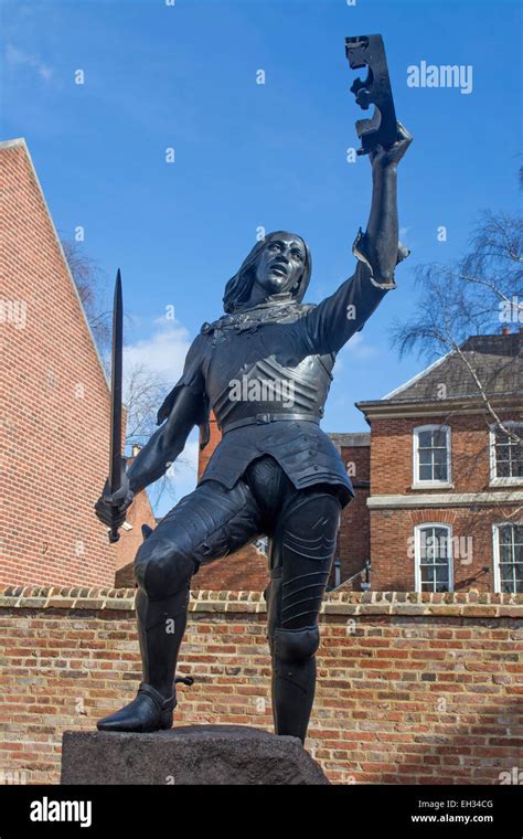 Relocated Statue of King Richard III in the Cathedral Gardens outside Leicester Cathedral Stock ...