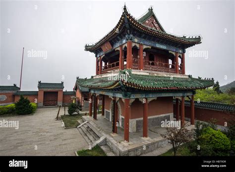 tianmen mountain temple architecture Stock Photo - Alamy