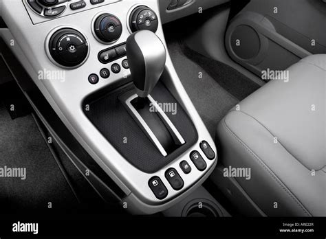 2006 Chevrolet Equinox LT in Black - Gear shifter/center console Stock Photo - Alamy