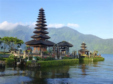 Ulun Danu Beratan Temple | Temple by the lake, Lake Beratan | Flickr