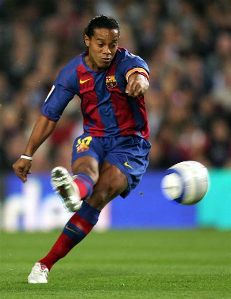 SOCCER, THE COMPLETE INFO: Ronaldinho the soccer player