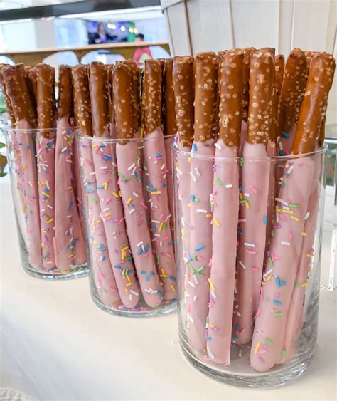 Pink chocolate pretzels sticks | Bretzels enrobés de chocolat, Chocolat rose, Chocolat