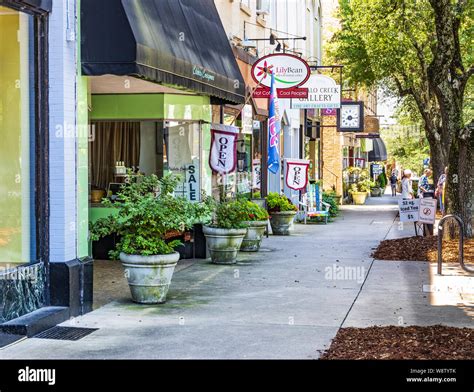 SHELBY, NC, USA-9 AUGUST 2019: A colorful street in downtown Shelby ...