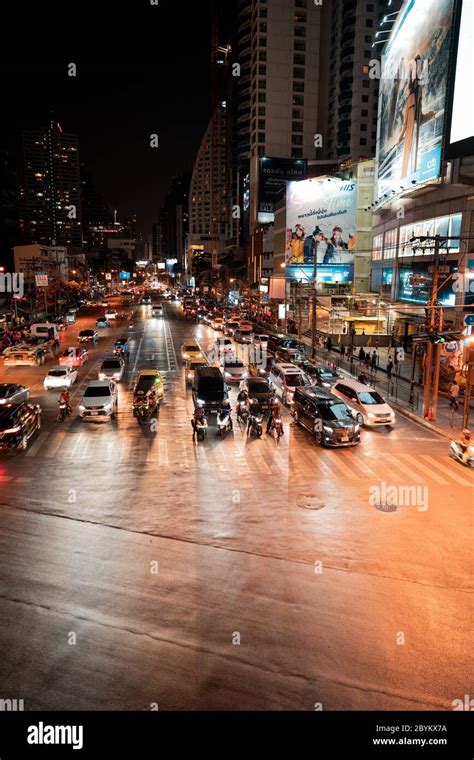 BANGKOK - THAILAND - NOVEMBER 11, 2019: Traffic at night. Cars and ...