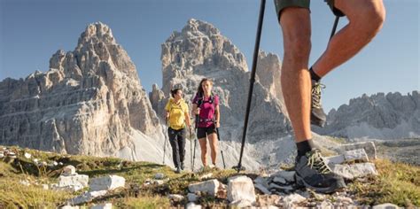 10 Essentials You Should Never Go Hiking Without - ILFC