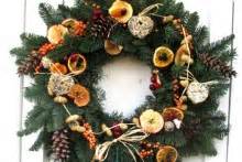 DIY Decorative Wreath Bird Feeder - petdiys.com