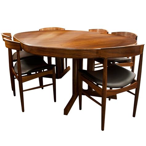 Mid-Century Modern Design Rosewood Dining Table and Six Chairs at 1stdibs