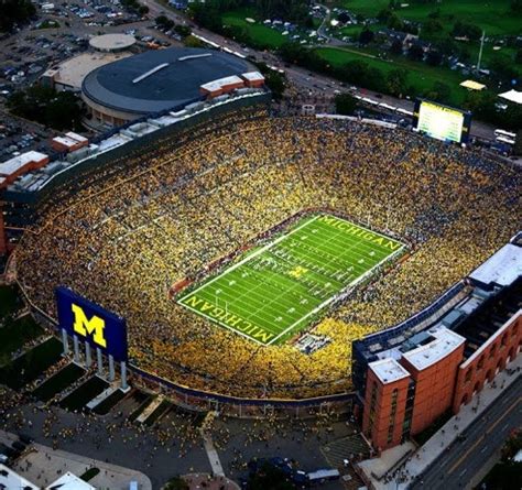 Top 10 Colossal Football Stadiums in the USA - GREEN BEANS