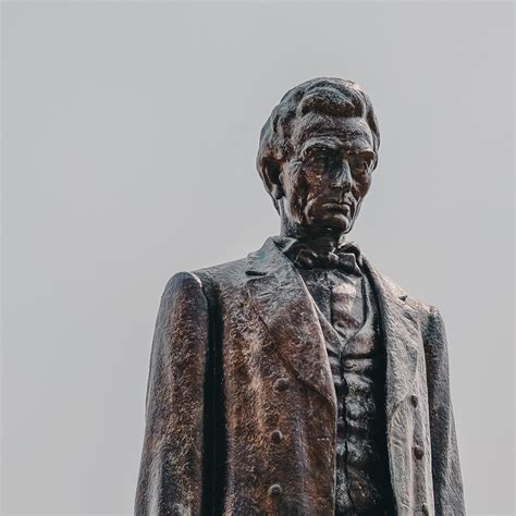 Abraham Lincoln Statue | War Memorial Center