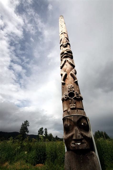 Totem en Kispiox, en las márgenes del río Skeena, Columbia Británica ...